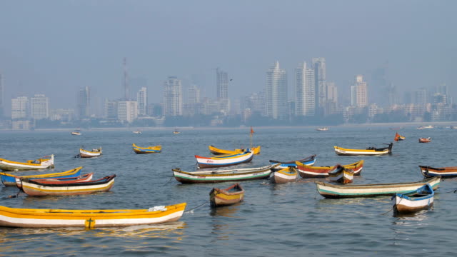Angelboote/Fischerboote-sind-im-Arabischen-Meer-gegen-die-indische-Stadt-Skyline-geparkt.