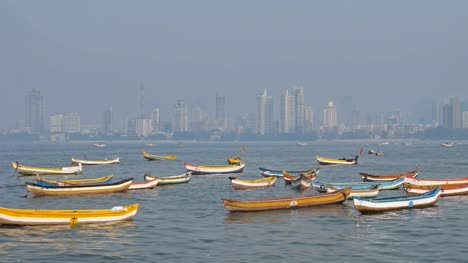 Barcos-de-pesca-pequeños-y-coloridos-están-estacionados-en-el-mar-Arábigo