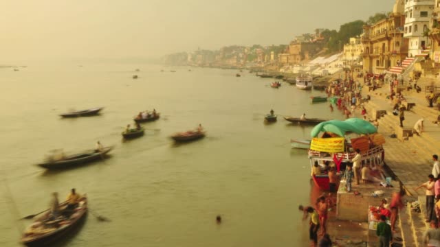 Bote-de-remos-de-peregrinos-indios-tiempo-lapso-en-sunrise.-Río-Ganges-en-Benarés.