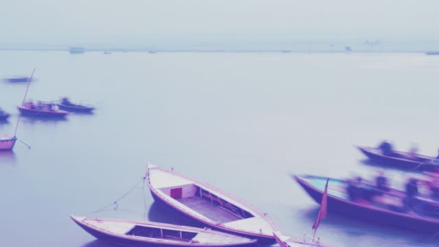 Indische-Pilger-Ruderboot-in-Dämmerung,-Fluss-Ganges-in-Varanasi,-Indien.