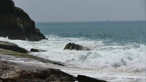 Ozeanküste-mit-Wellen-und-Felsen-Zeit-Runden