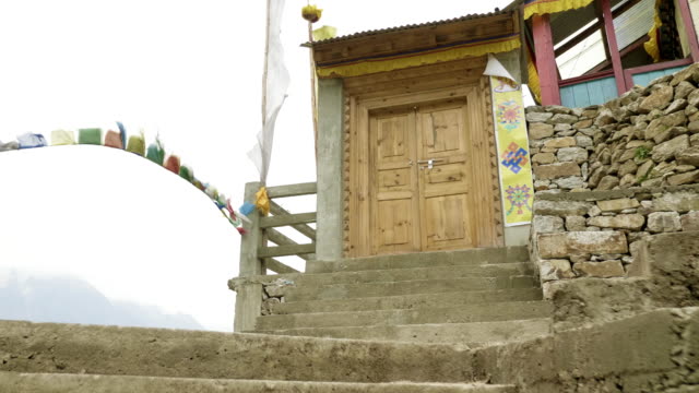 Puerta-de-entrada-al-monasterio-de-altura-en-Nepal,-aldea-Prok,-Manaslu-trek.