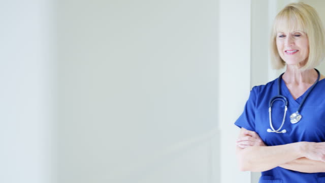 Retrato-de-enfermera-mujer-caucásica-en-centro-médico