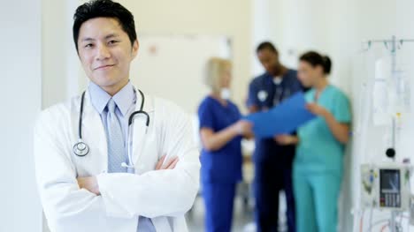 Porträt-des-asiatisch-amerikanische-männlichen-Arzt-im-Krankenhaus