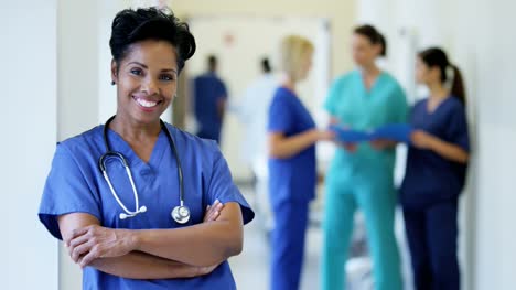 Porträt-von-professionellen-afroamerikanische-Frauen-Krankenschwester