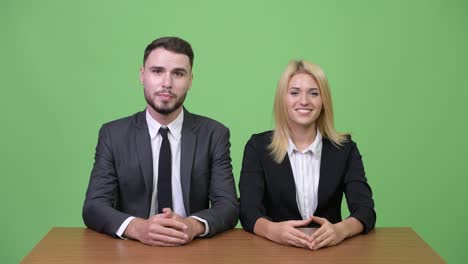 Junges-Unternehmen-Paar-als-Nachrichtensprecher-zusammen