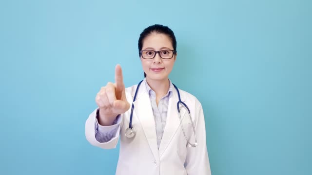 Krankenhaus-Arzt-greifen-Geste-Bildschirm-berühren