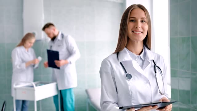 Porträt-weiblichen-Facharzt-mit-Stethoskop-umgeben-von-Arbeitsumfeld-im-Krankenhaus
