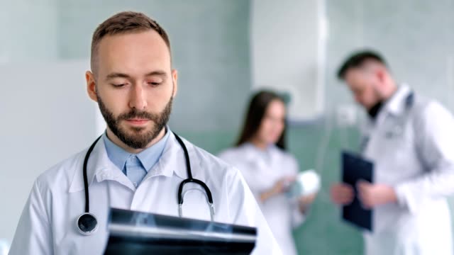 Porträt-von-männlichen-männlichen-Arzt-mit-Stethoskop-Überprüfung-Röntgen-snapshot