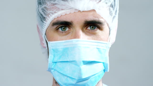 Retrato-de-un-médico-o-cirujano-que-busca-habitación-orgullosa,-feliz-y-sonriente-por-su-trabajo-en-la-clínica-o-al-hospital.