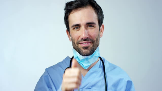 Porträt-von-einem-Arzt-oder-Chirurg,-der-stolz-auf-Zimmer,-glücklich-und-lächelnd-für-seine-Arbeit-in-der-Klinik-oder-ein-Krankenhaus-sieht.