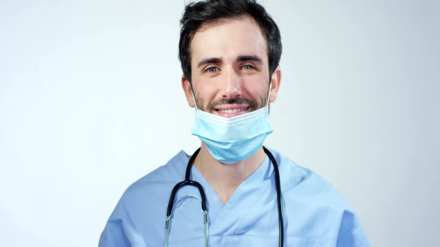 Retrato-de-un-cirujano-o-un-médico-con-máscara-y-auriculares-para-operación-en-hospital-o-clínica-de-cerca.-Las-sonrisas-de-cirujano-seguras-y-orgullosos-de-sí-mismo.
