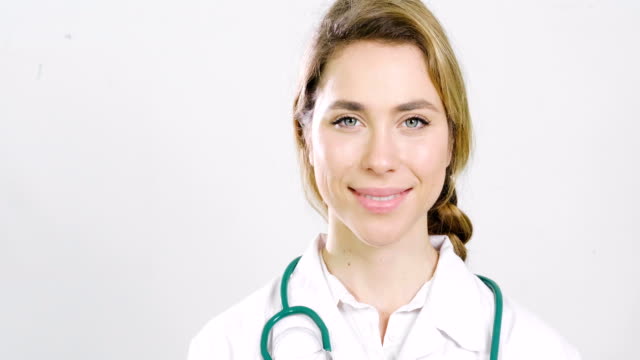 Retrato-de-una-hermosa-doctora-sonriendo-mostrando-una-sonrisa-perfecta,-en-la-clínica-profesional.