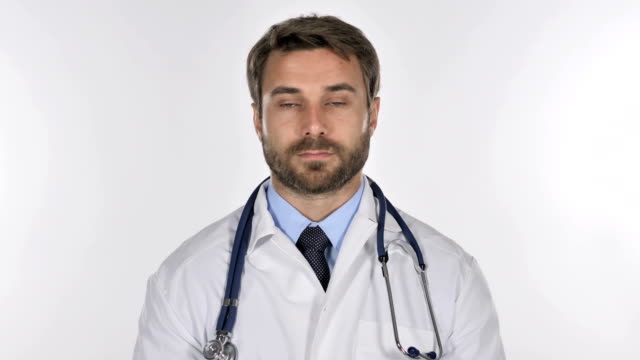 Arzt,-Blick-in-die-Kamera-im-Studio-auf-weißem-Hintergrund