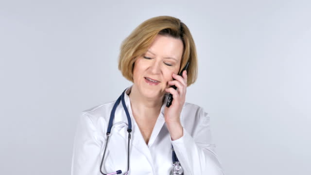 Alten-Arzt-sprechen-auf-Smartphone,-weißer-Hintergrund