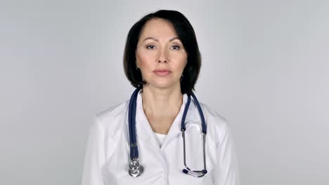 Ärztin,-Blick-in-die-Kamera,-weißer-Hintergrund