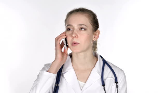 Doctor-de-la-señora-joven-hablando-por-teléfono-inteligente,-fondo-blanco