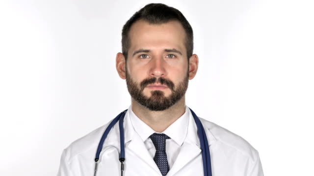 Arzt,-Blick-in-die-Kamera,-weißer-Hintergrund