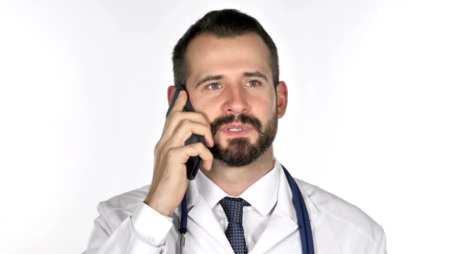 Viejo-Doctor-hablando-sobre-Smartphone,-fondo-blanco