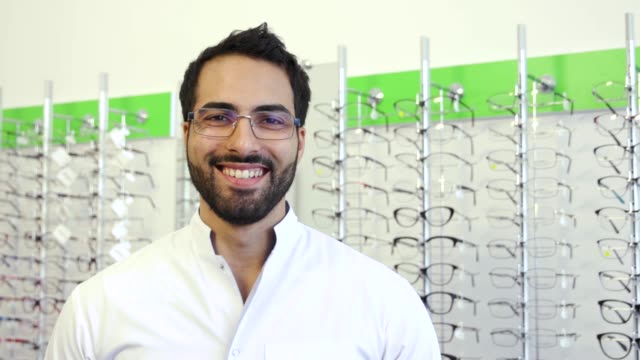 Optiker-Arzt-in-Ihrer-Nähe-Showcase-mit-Brillen-bei-Brillen-Shop
