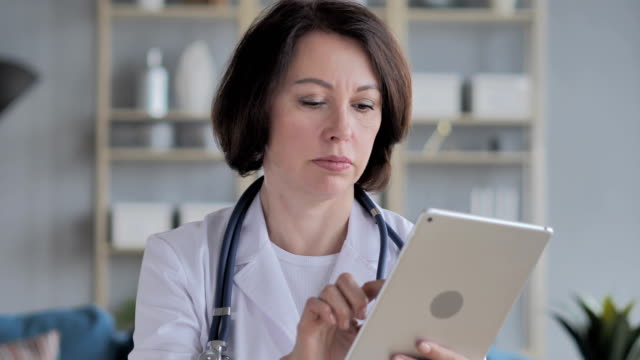 Antiguo-médico-Senior-con-tableta-para-navegar-por-Internet