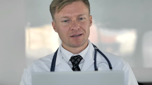 Chat-de-Video-en-línea-con-el-paciente-por-el-médico