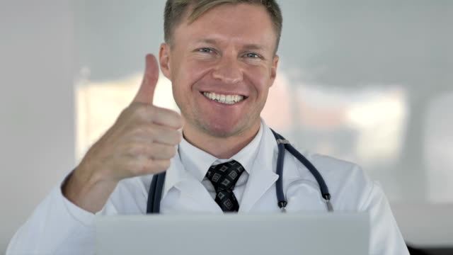 Glücklich-Arzt-gestikulieren-Thumbs-Up-in-Klinik