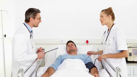 Arzt-Gespräch-mit-Kranken-Patienten-im-Bett