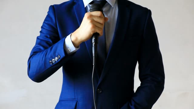 Mann-im-Anzug-halten-und-geben-Sie-ein-Mikrofon-für-eine-Business-Interview,-Journalistin,-öffentlich-zu-sprechen,-Pressekonferenz,-MC