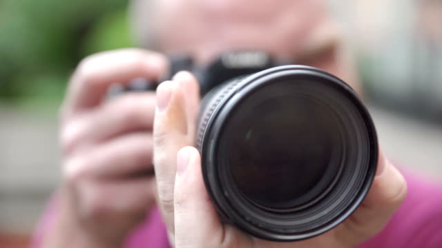 photographer-frames-the-camera-with-a-big-lens-of-the-camera