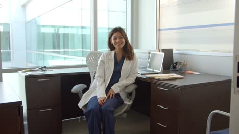Retrato-de-mujer-doctora-trabajando-en-el-escritorio-en-Office
