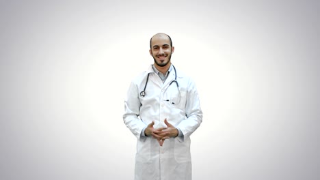 Fröhlicher-Arzt-lächelt-bei-der-Kamera-auf-weißem-Hintergrund
