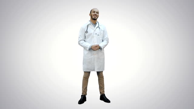 Lächelnde-männliche-Ärztin-im-Gespräch-mit-der-Kamera-auf-weißem-Hintergrund