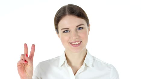 Victory-Zeichen,-Geschäftsfrau-auf-weißem-Hintergrund