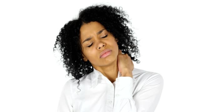 Schwarze-Frau-mit-Nackenschmerzen-müde