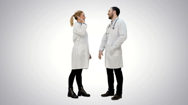 Lustige-männliche-Arzt-Witze-auf-Krankenschwester-geben-ein-falsches-Hallo-fünf-auf-weißem-Hintergrund