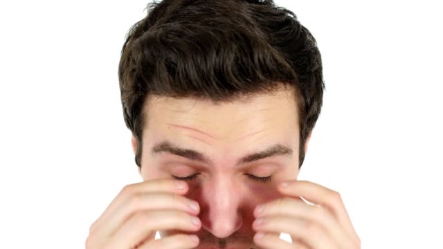 Müde-Mann-reibt-sein-Auge-weißer-Hintergrund