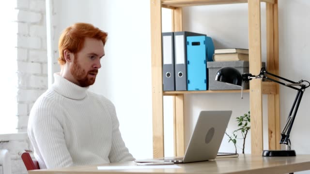Kreative-Menschen-mit-roten-Haaren-in-seinem-Büro-schlafen