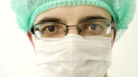 Nahaufnahme-eines-männlichen-Arztes-in-einer-Maske,-in-die-Kamera-schaut.
