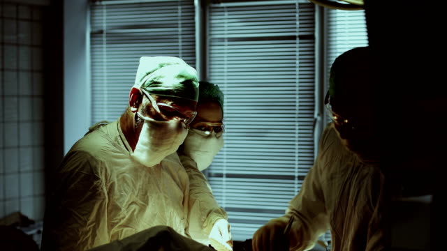 4K-Medical-team-performing-operation-in-hospital-operating-room.