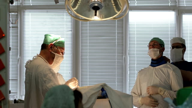 4K-un-equipo-de-cirujanos-están-en-la-sala-de-operaciones.