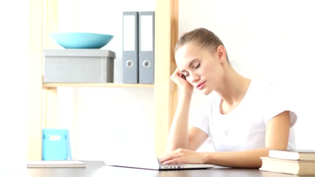Mujer-dormida-en-el-trabajo-en-oficina,-sentirse-cansado-en-la-oficina