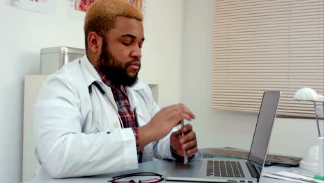 Afroamerikanischen-Arzt-zählen-sein-Gehalt-in-Bar