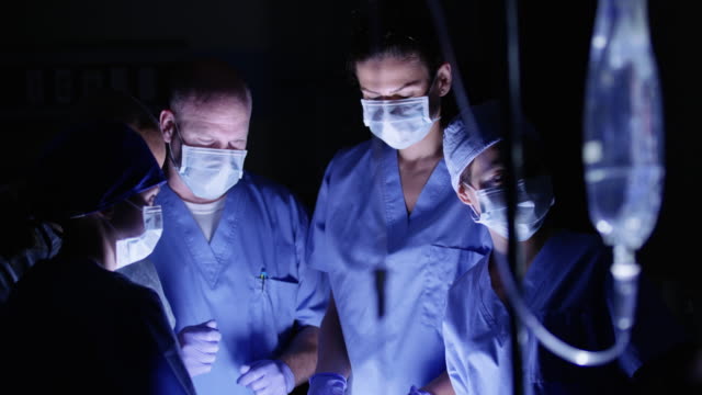 Grupo-de-cirujanos-trabajando-en-sala-de-operaciones