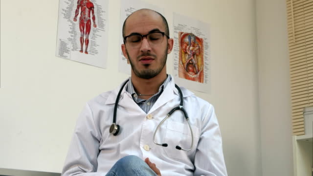 Positiven-männlichen-arabischen-Arzt-mit-Stethoskop-im-Gespräch-mit-der-Kamera