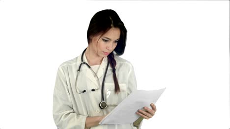 Joven-doctora-leyendo-formas-paciente-historial-médico-sobre-fondo-blanco