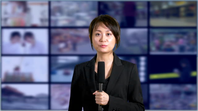 Nachrichtensprecherin-im-Studio-mit-Banken-der-Bildschirme-im-Hintergrund
