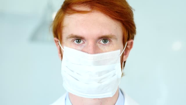 Nahaufnahme-von-Rotschopf-Reseach-Wissenschaftler,-Arzt-in-Maske