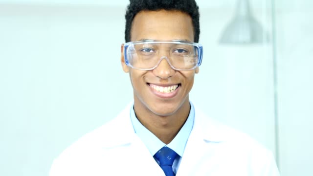 Nahaufnahme-des-Lächelns-Wissenschaftler,-Arzt-in-Schutzbrille