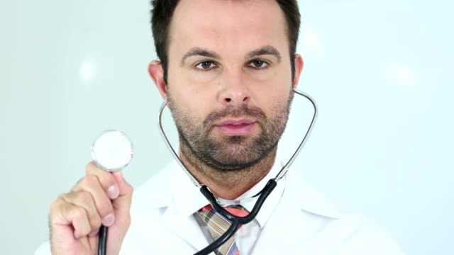 Doctor-en-clínica-con-el-estetoscopio-en-los-oídos